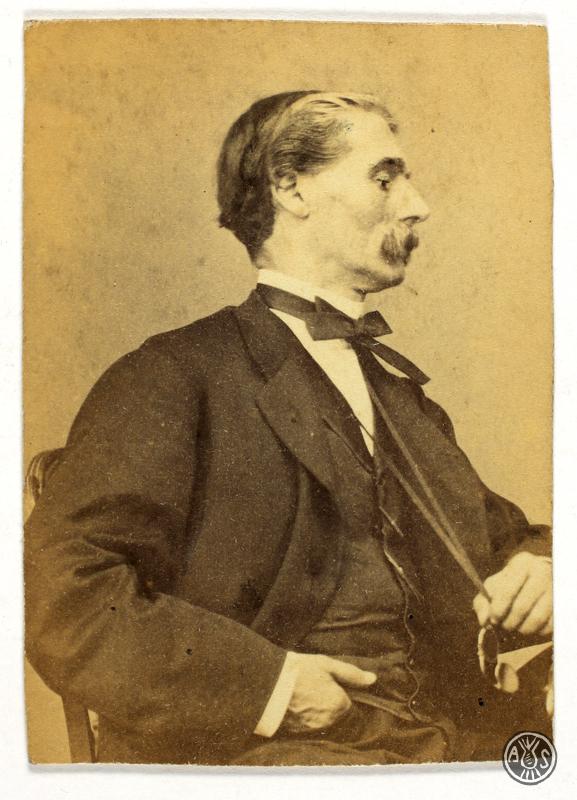 Retrat d'estudi de Fèlix Fournols Serradell (?) de perfil. S.l.