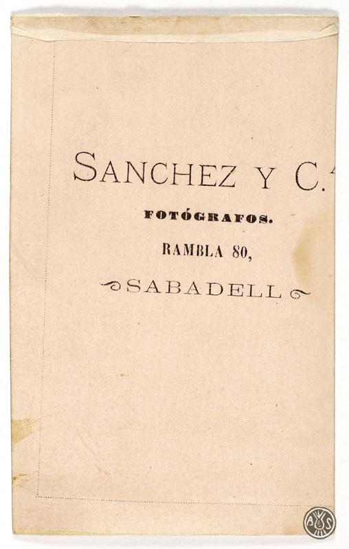 Retrat d'estudi de noia vestida de primera comunió. Sabadell.