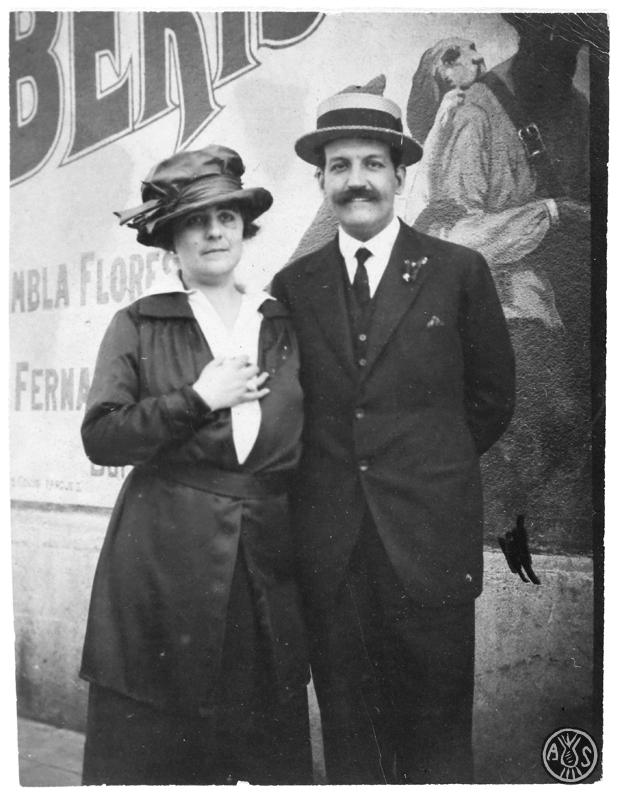 Pau Maria Turull Fournols amb la condesa de Villar al Tibidabo (Barcelona).