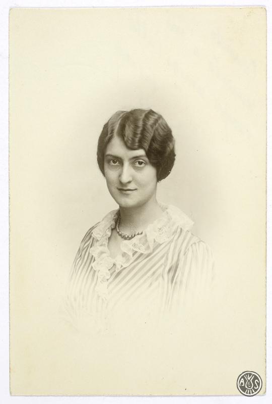 Retrat d'estudi d'una dona (Susana). S.l.