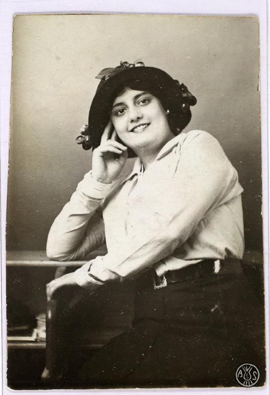 Retrat d'estudi de dona sense identificar. S.l.