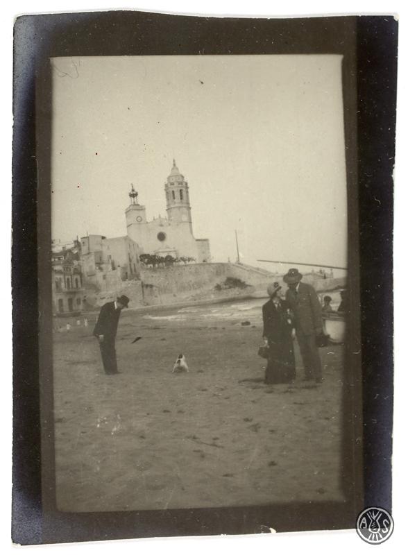 Pau Maria Turull Comadran i una dona passejant per la platja de Sitges.