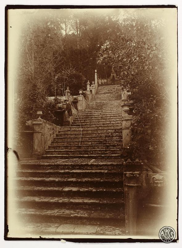 Retrat d'home a les escales d'un jardí romàntic. S.l.