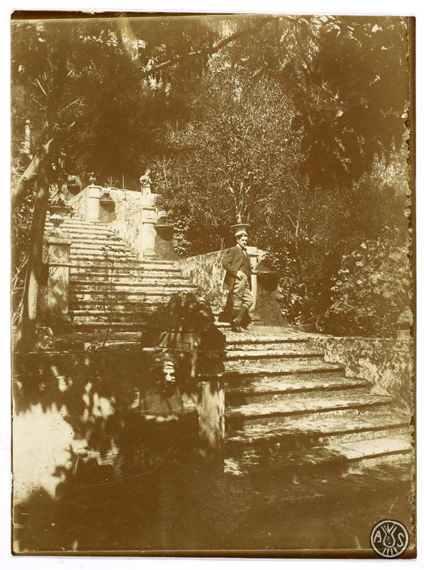 Retrat d'home a les escales d'un jardí romàntic. S.l.