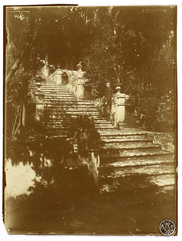 Retrat d'home a les escales d'un jardí romàntic. S.l.