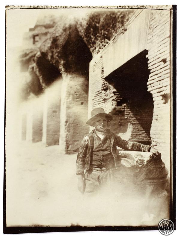 Infant davant una runa (romana?). S.l.