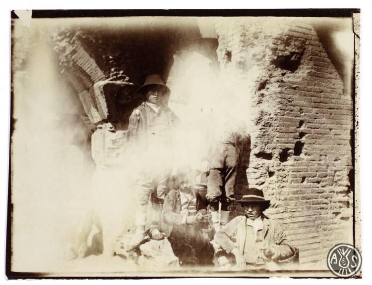Grup d'infants. Colosseu (Roma?)