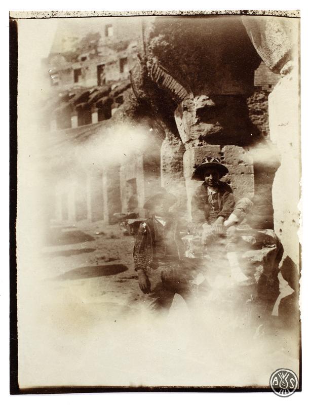 Grup d'infants. Colosseu (Roma?)
