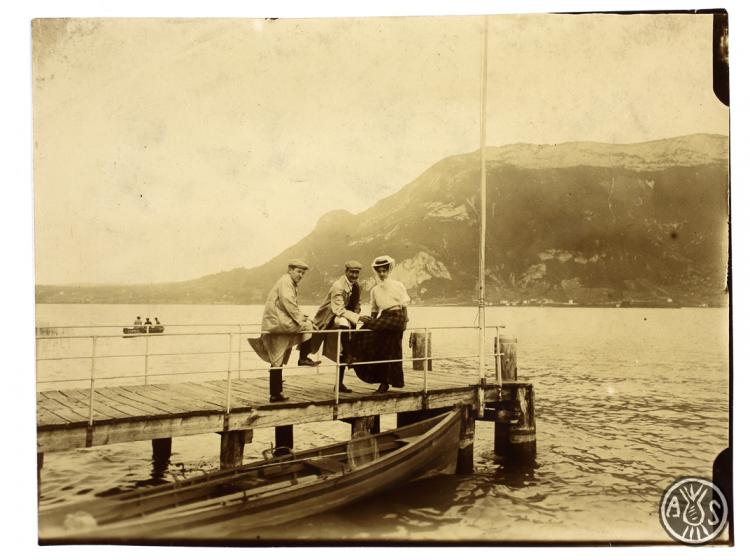 Dona i dos homes en un moll de fusta. Aix-les-Bains