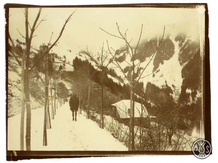 Home caminant per un paisatge nevat. S.l.