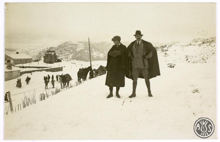 Pau Maria Turull Fournols (amb capa) i un altre home en un paisatge nevat. S.l.