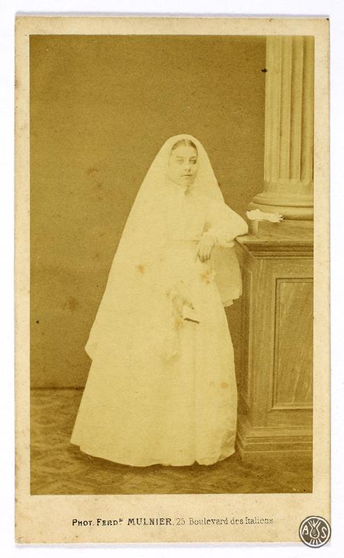 Retrat d'estudi de nena vestida de primera comunió. París.