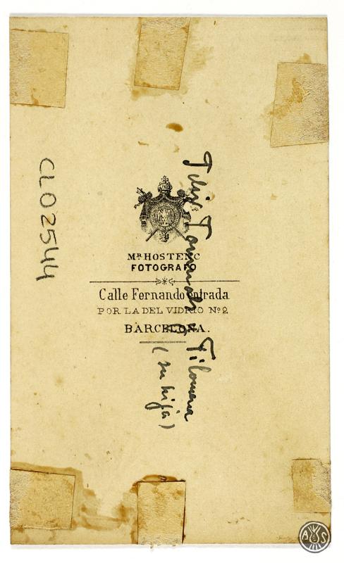 Retrat d'estudi de Fèlix Fournols Serradell amb la seva filla Filomena en braços. Barcelona.