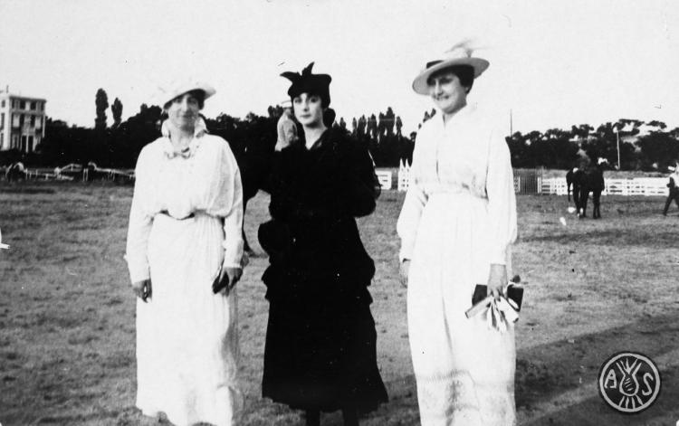 Tres dones assisteixen a un partit de polo. S.l.