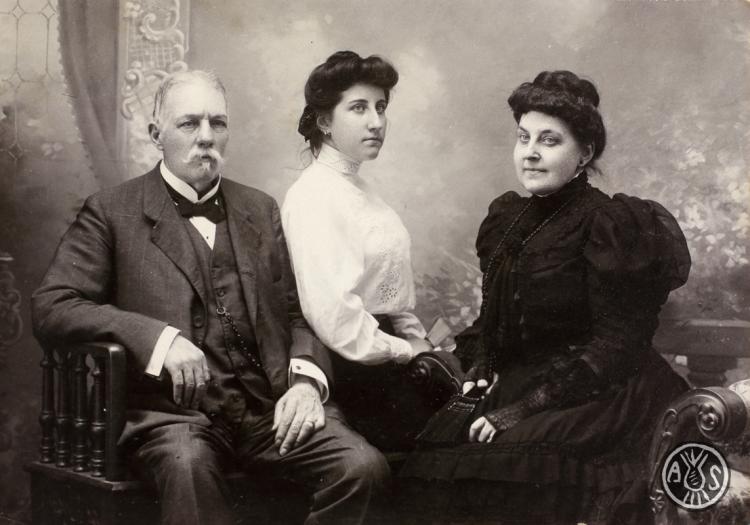 Retrat d'estudi de la família Turull.S.l.