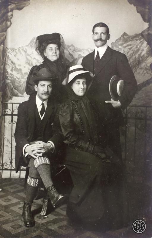 Retrat d'estudi de la família Turull Fournols. S.l.