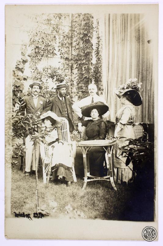 Retrat de grup al balneari de Vichy (França). Personatges: Pau Maria Turull Fournols (dret a l'esquerra).