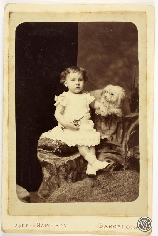 Retrat d'estudi de nena de la família Turull. Barcelona.