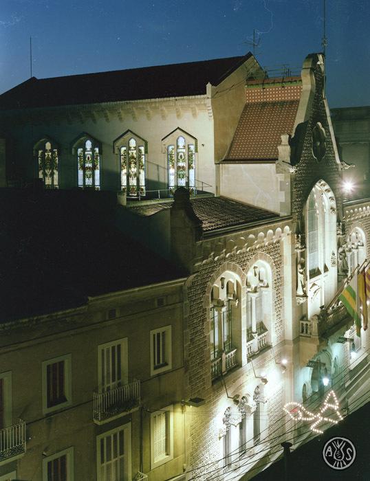 La façana de l'edifici històric de la Caixa d'Estalvis de Sabadell al carrer Gràcia de nit
