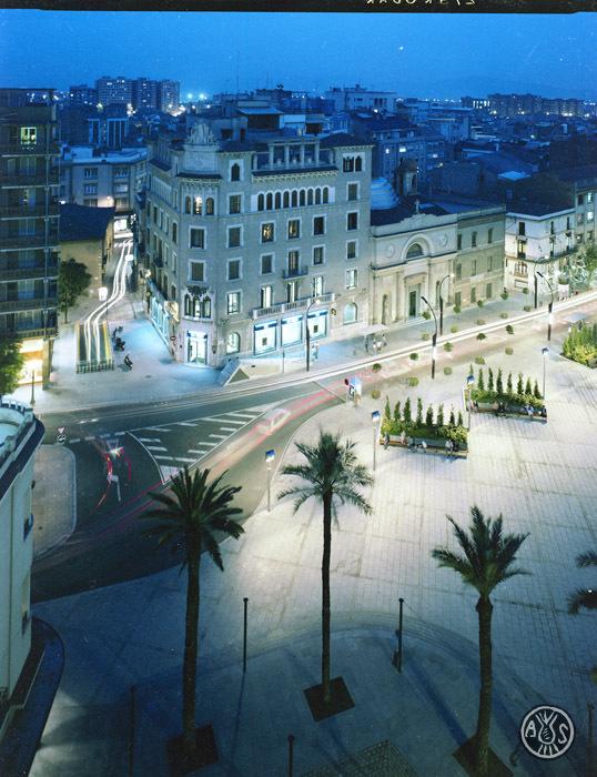 La plaça del Doctor Robert de nit