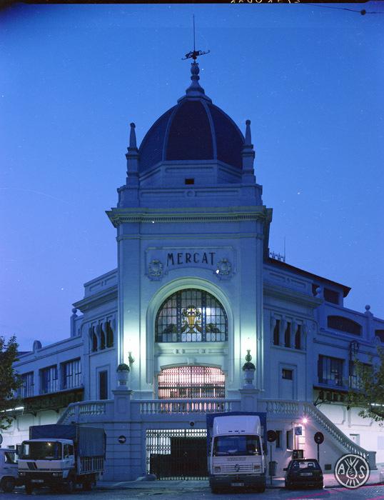 Façana del Mercat Central de Sabadell de nit