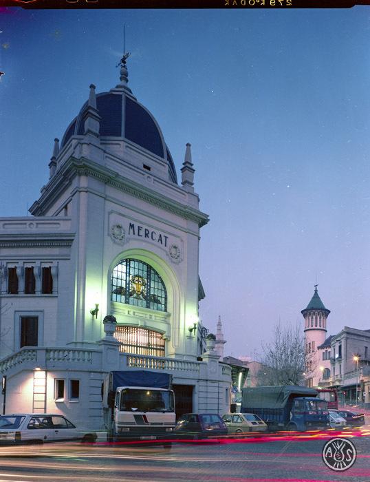 Façana del Mercat Central de Sabadell de nit