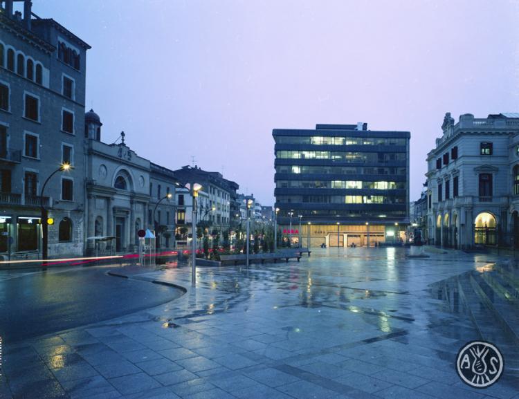 La plaça del Doctor Robert de nit