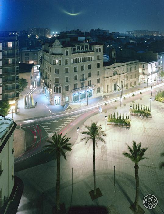 La plaça del Doctor Robert de nit