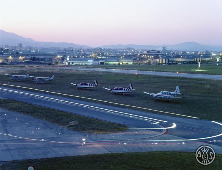 El camp d'aviació de nit