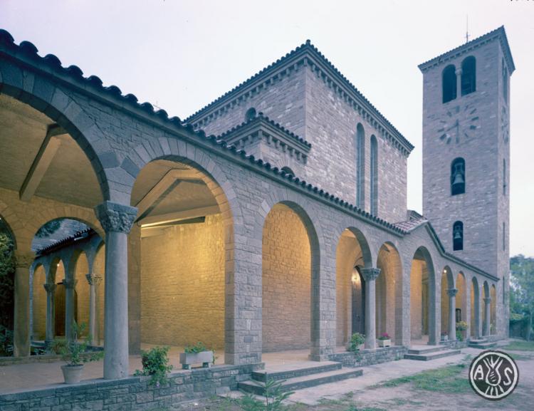 Façana principal i campanar de l'església de Sant Salvador