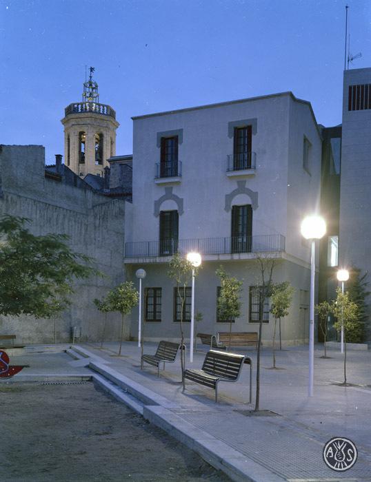 La plaça Fidela Renom de nit