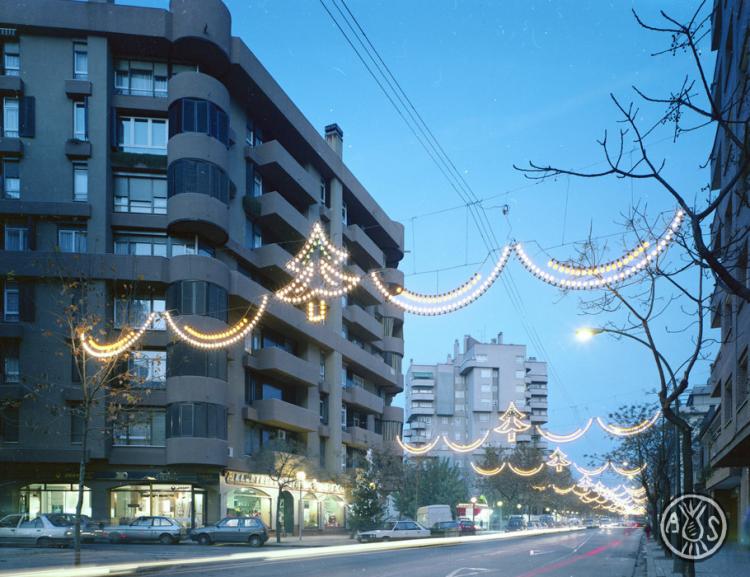 La ronda Zamenhof amb les decoracions de Nadal de nit