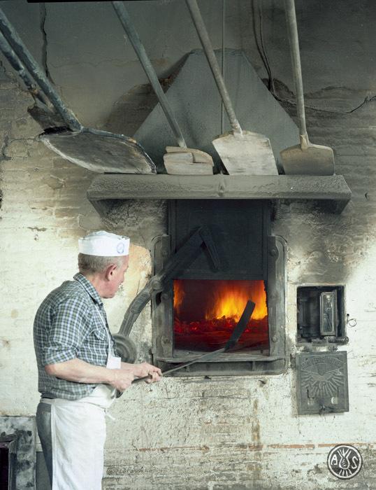 Forner preparant el forn de pa