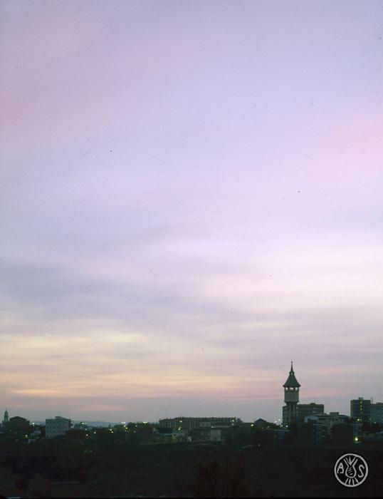 Sabadell i la Torre de l'Aigua durant la sortida del sol