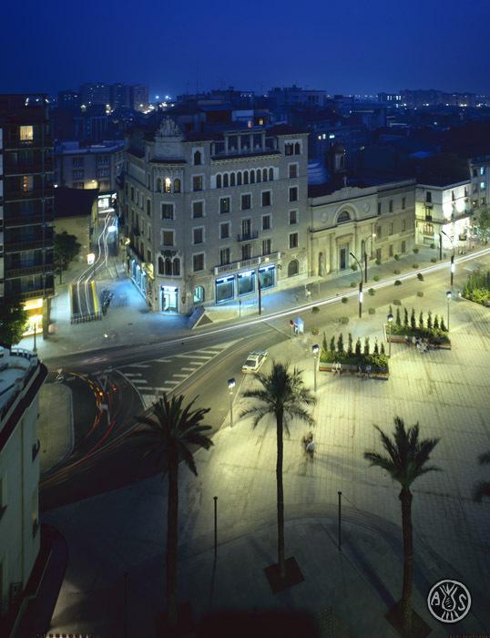 La plaça del Doctor Robert de nit vista des del campanar de Sant Feliu