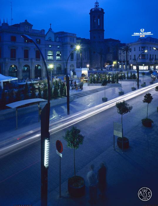 La plaça del Doctor Robert de nit