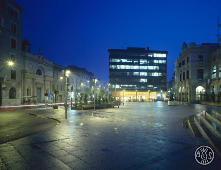 La plaça del Doctor Robert de nit en un dia de pluja