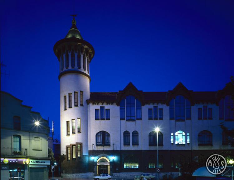 L'edifici de l'antiga Escola Industrial de nit