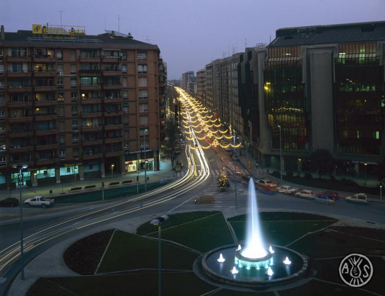 La plaça Catalunya i la ronda Zamenhof de nit