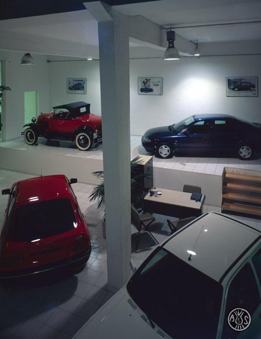 Interior del concessionari de cotxes Ford