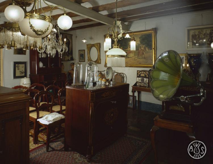 Interior de l'antiquari L'artística