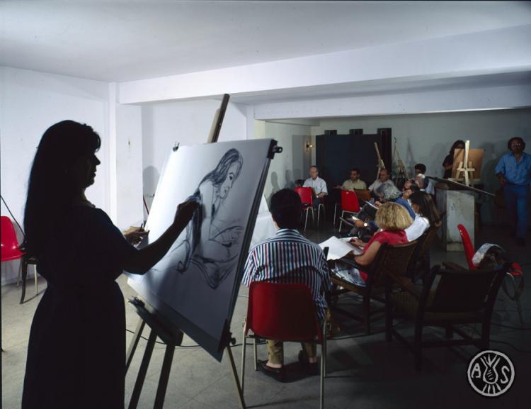 Alumnes dibuixant a l'interior de l'Acadèmia de Belles Arts