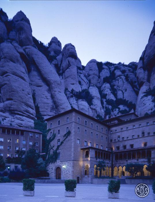 El monestir i la muntanya de Montserrat de nit