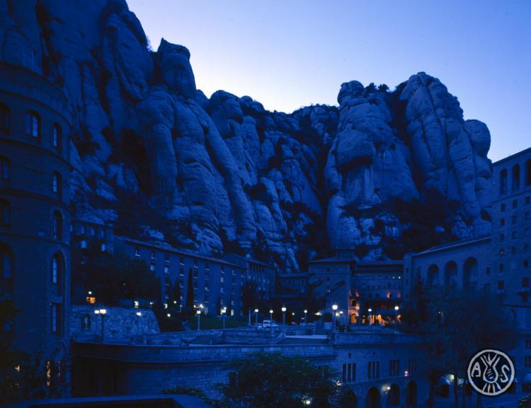 El monestir i la muntanya de Montserrat de nit