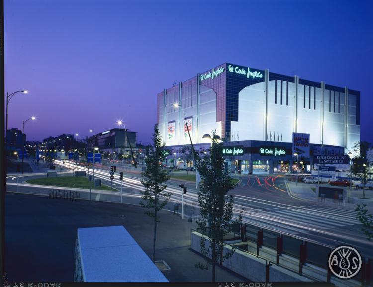L'avinguda Francesc Macià amb els grans magatzems El Corte Inglés