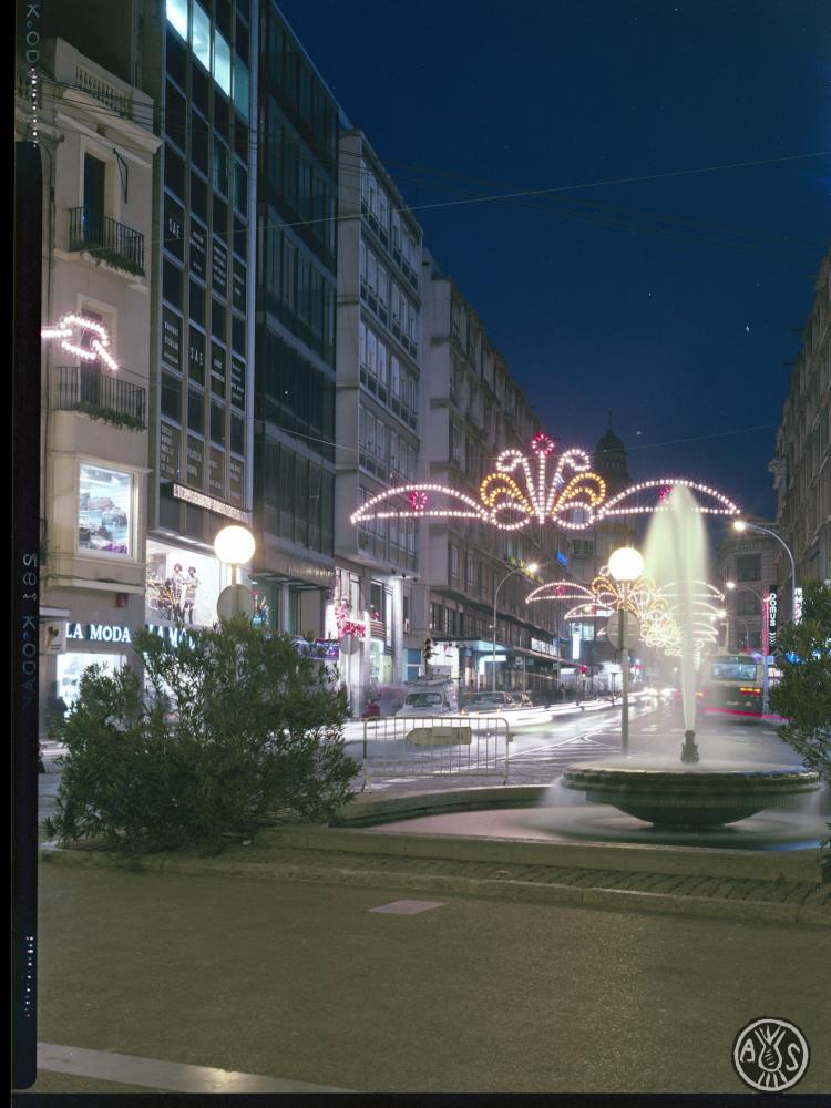 El passeig Manresa de nit amb les decoracions de Nadal