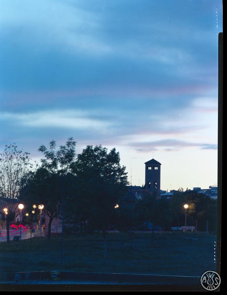 Perfil nocturn de Sabadell amb el campanar de l'església del Santíssim Salvador