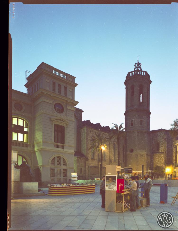 La plaça del Doctor Robert i el Racó del Campanar de nit