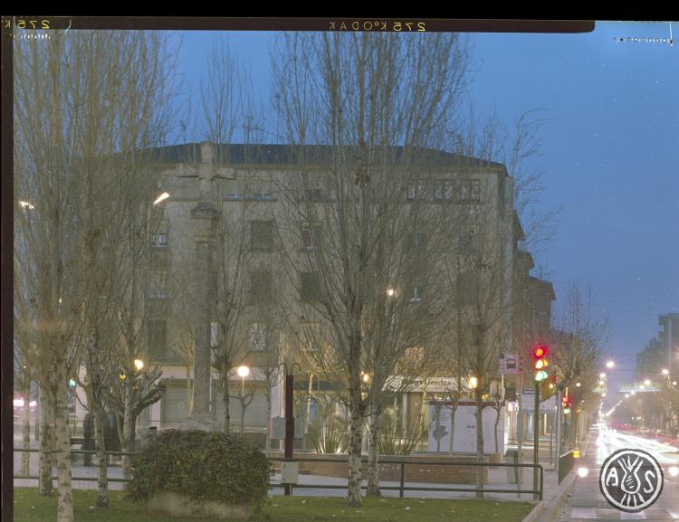 La plaça de la Creu de Barberà i l'avinguda Barberà de nit