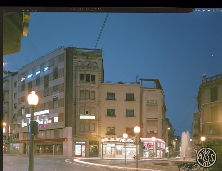 Encreuament del passeig de la Plaça Major amb el passeig Manresa i el carrer Palanca de nit